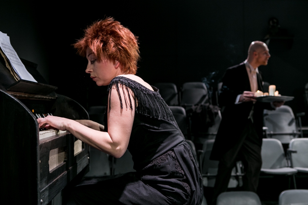 Alīse – Ieva Puķe, Kurts – Ivo Martinsons // Foto – Matīss Markovskis 